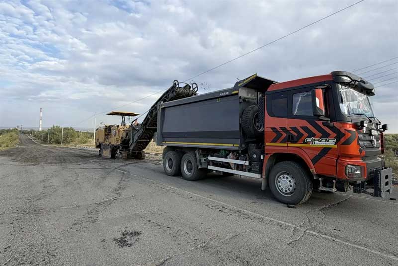 В Новотроицке ремонтируют две ключевые автомагистрали