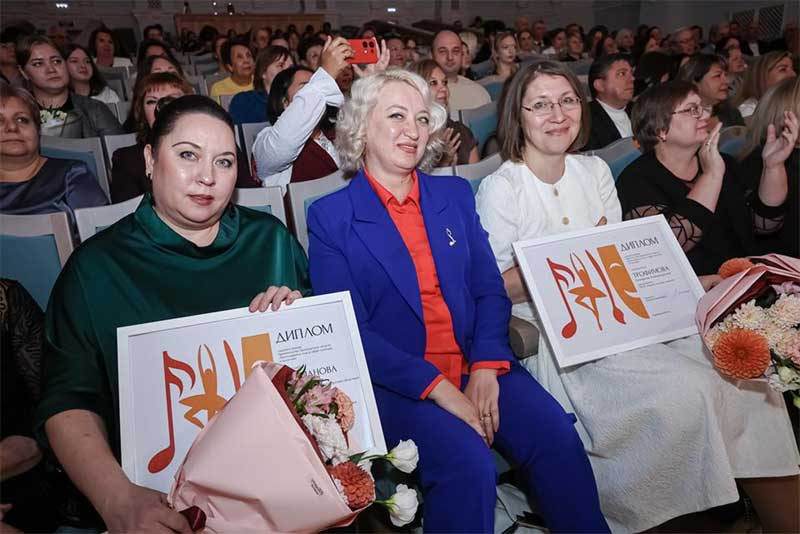 Новотройчанка Оксана Солдатенко удостоена звания Лучший педагогический работник детской школы искусств» Оренбуржья