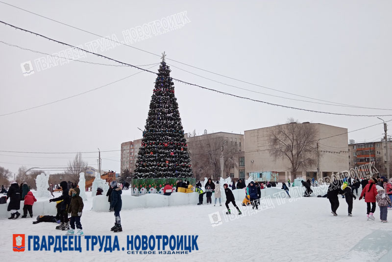 Новый год стучится в двери...