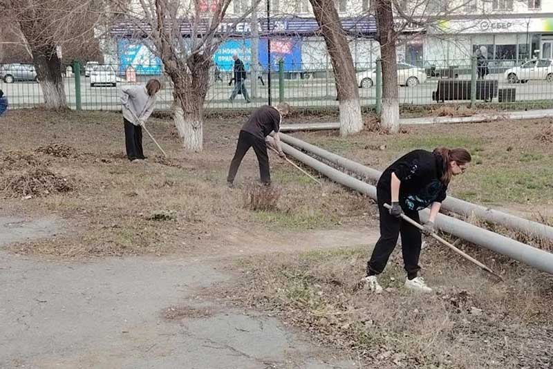 Новотроицкие студенты вышли на субботник