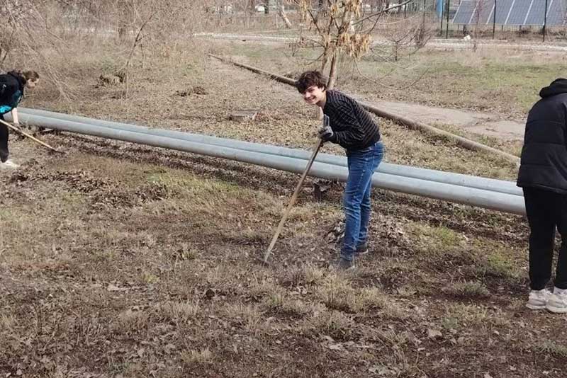 Новотроицкие студенты вышли на субботник