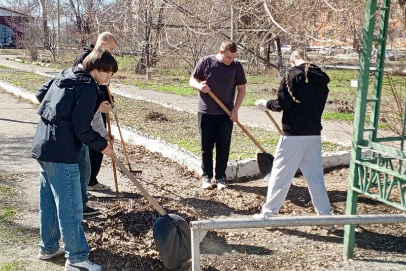 Новотроицкие студенты вышли на субботник