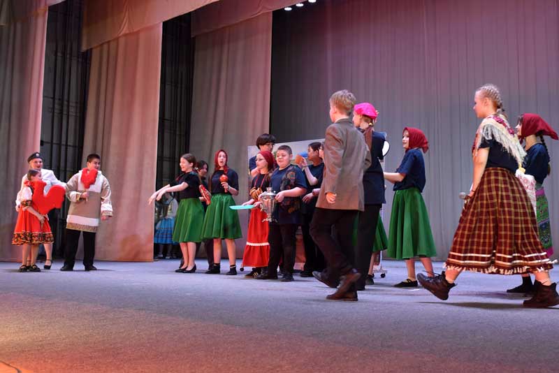 Театрализованное представление «Поезд дружбы» представил новотройчанам Центр развития творчества детей и юношества