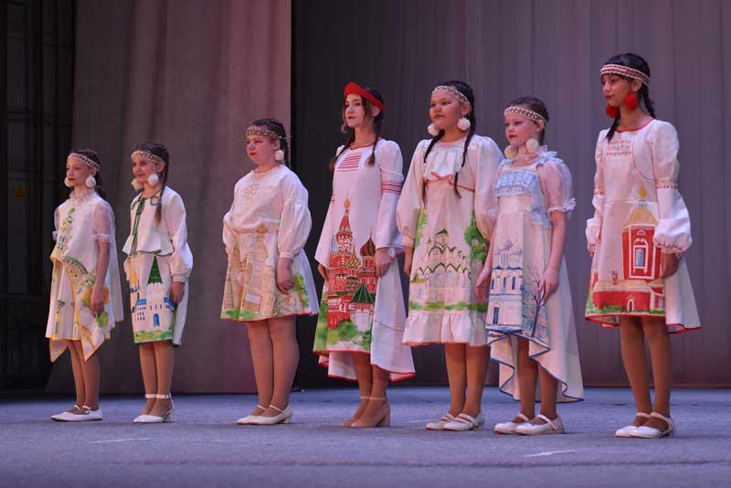 Театрализованное представление «Поезд дружбы» представил новотройчанам Центр развития творчества детей и юношества