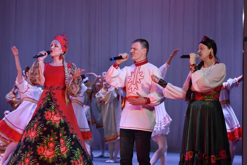 Театрализованное представление «Поезд дружбы» представил новотройчанам Центр развития творчества детей и юношества