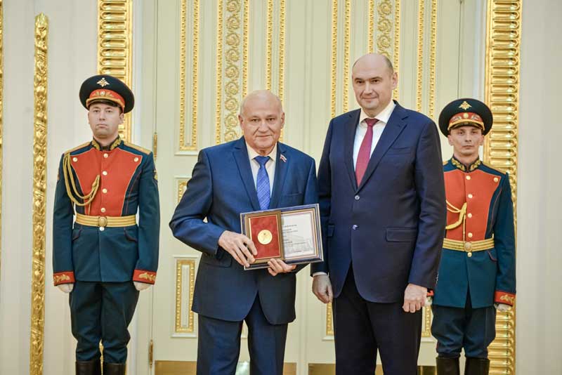 Накануне Дня Героев Отечества Евгений Солнцев вручил государственные и региональные награды жителям  области