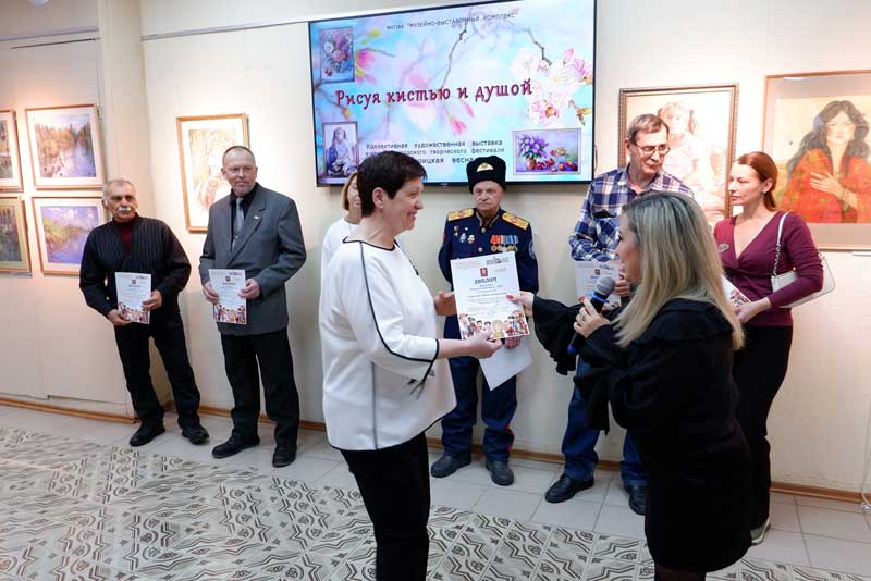 Фестиваль «Новотроицкая весна» представил художественную экспозицию сорока местных художников (0+)