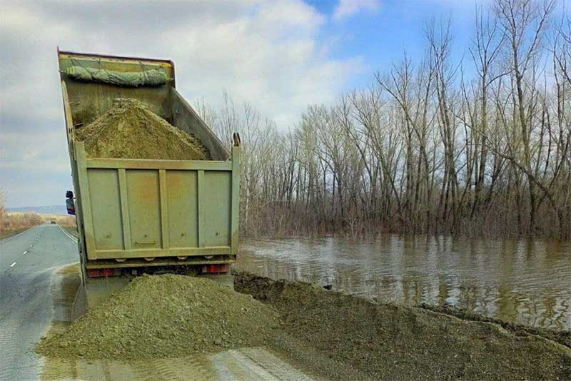 На трассе Оренбург – Орск дорожники проводят работы по предотвращению перелива талых вод через проезжую часть 