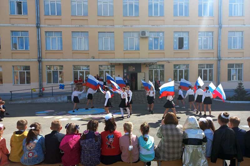 На школьном дворе звучали песни и стихи о войне