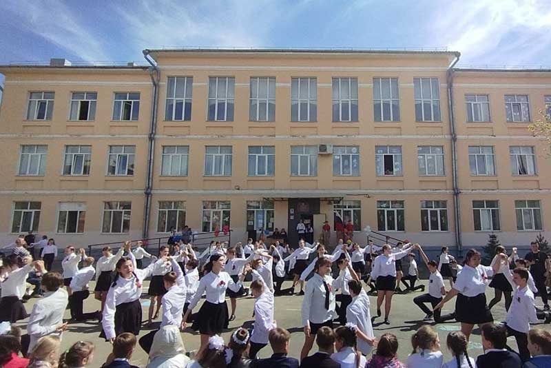 На школьном дворе звучали песни и стихи о войне