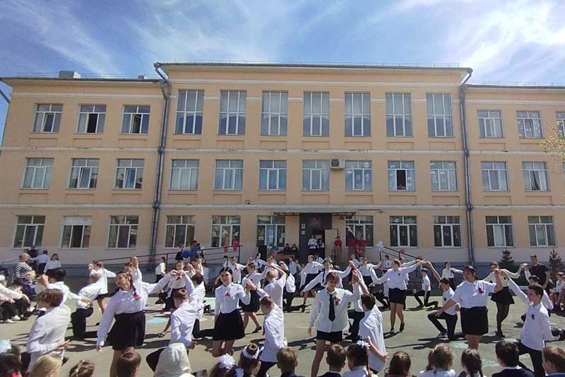 На школьном дворе звучали песни и стихи о войне