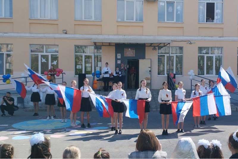 На школьном дворе звучали песни и стихи о войне