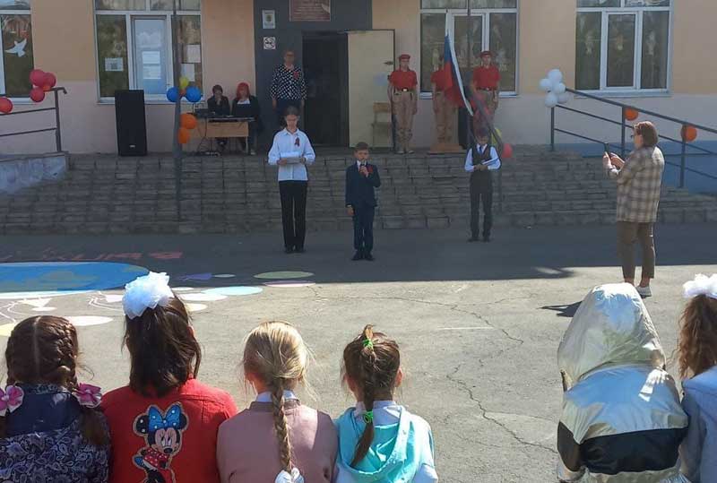 На школьном дворе звучали песни и стихи о войне