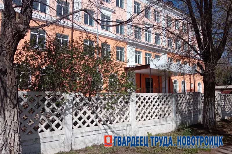 В новотроицкой школе №10, где завершается капитальный ремонт, появится новое ограждение территории