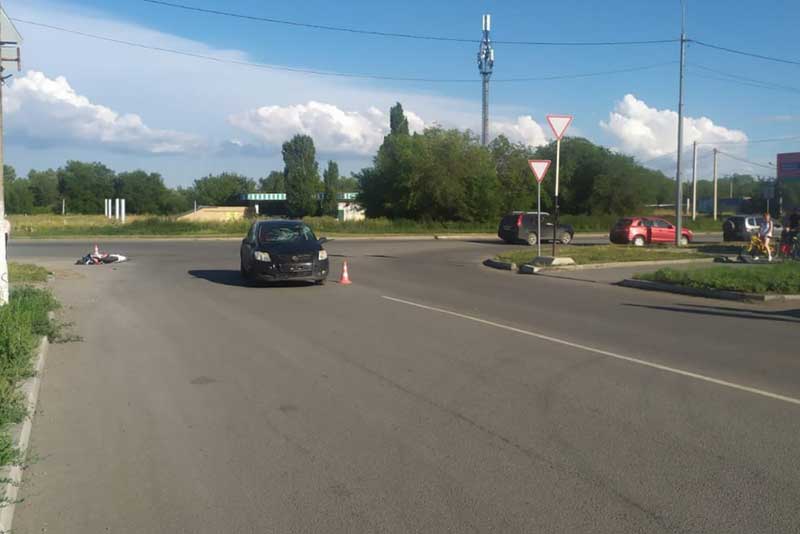 В центре Новотроицка женщина – водитель не уступила дорогу  питбайкеру