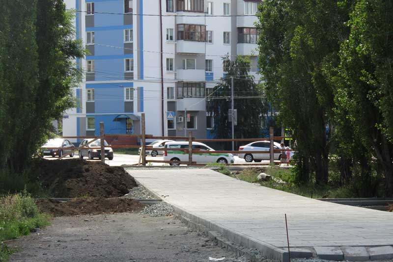 В ходе реконструкции площади перед зданием  администрации Новотроицка уже появляются контуры будущих объектов