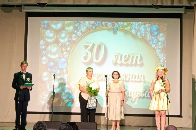 Любовь, верность и  счастье – в наследство.  В пригородном поселке Новотроицка чествовали юбиляров семейной жизни