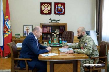 Евгений Солнцев встретился с Героем России из Кваркенского района Михаилом Михайловым