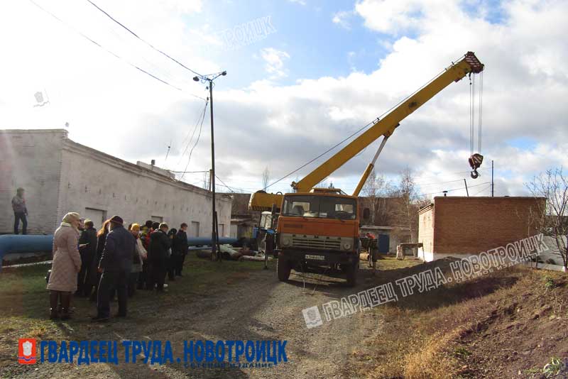 Новотроицкие школьники увидели откуда в их квартиры  поступает вода 