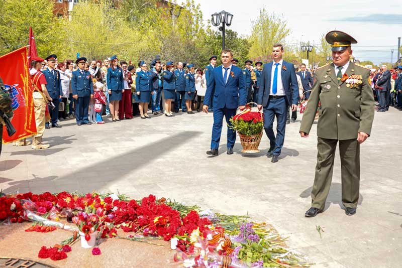 Металлурги «Уральской Стали» почтили память фронтовиков и зажгли свечи памяти