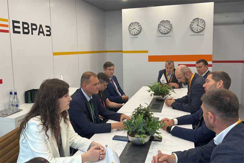 Представители новотроицких предприятий провели деловые переговоры в рамках выставки-форума «Иннопром-2025» в Екатеринбурге