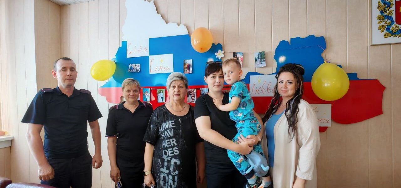 Саракташские полицейские презентовали выставку, посвященную Дню семьи, любви и верности 