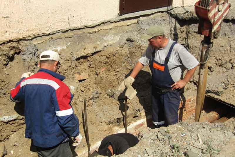 Самое время. В период отключения горячей воды коммунальщики  проводили ремонтные  работы