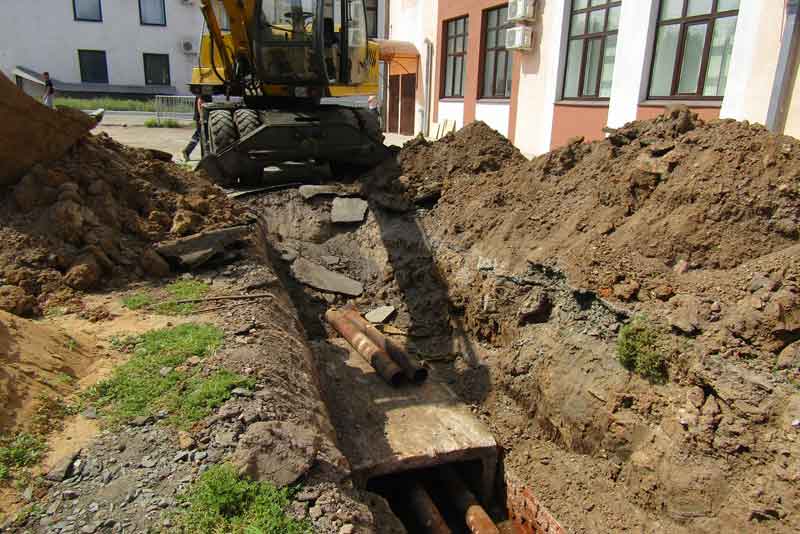 Самое время. В период отключения горячей воды коммунальщики  проводили ремонтные  работы