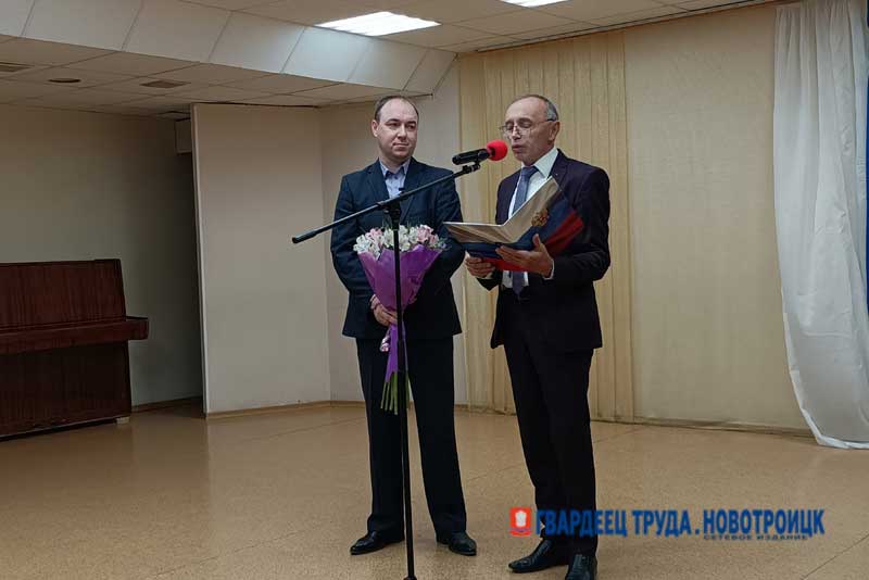 В Новотроицке судебные приставы принимали поздравления