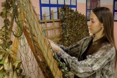 Для бойцов специальной военной операции в исправительном центре Новотроицка плетут маскировочные сети