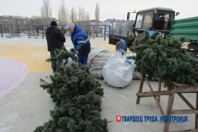 В Новотроицке устанавливают главную городскую елку