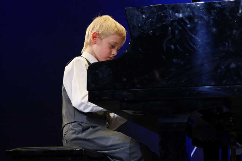 Юный пианист из Новотроицка стал лауреатом международного инклюзивного музыкального конкурса