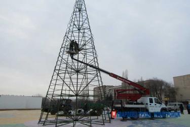 В Новотроицке устанавливают главную городскую елку