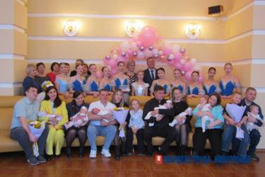 Пять новотроицких семей поздравили с пополнением