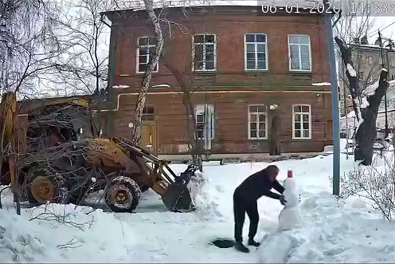 Трогательную историю о том, как житель Оренбурга спас снеговика, рассказал губернатор Оренбуржья