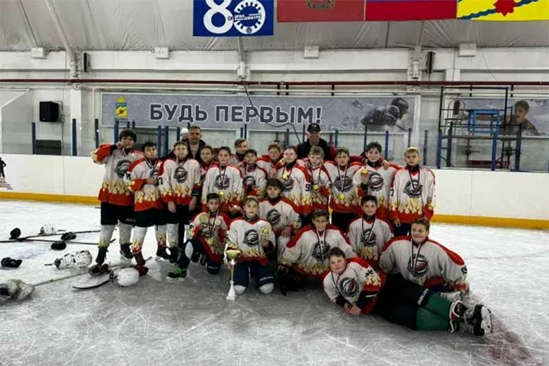 Новотроицкая юношеская хоккейная команда «Стальные Орлы» отметила Новый год убедительными победами