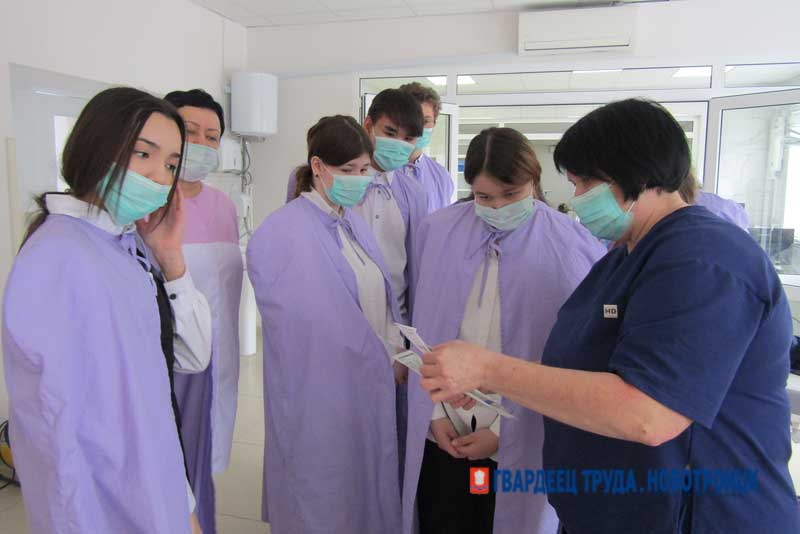 В городской больнице Новотроицка ежемесячно проводят профориентационные дни для молодежи