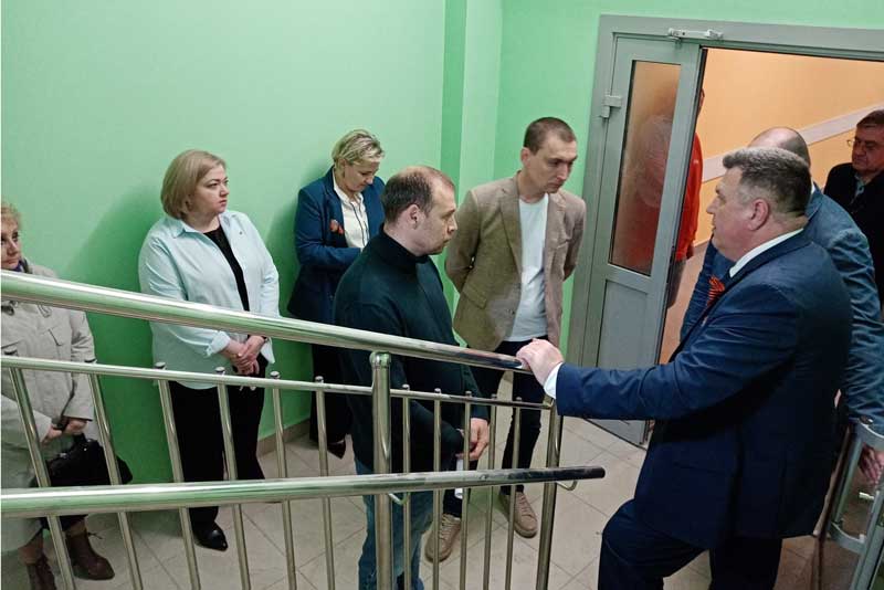 Замминистра строительства и ЖКХ РФ Валерий Леонов рекомендовал руководству  Новотроицку  использовать возможности федеральной программы модернизации школьной системы образования     