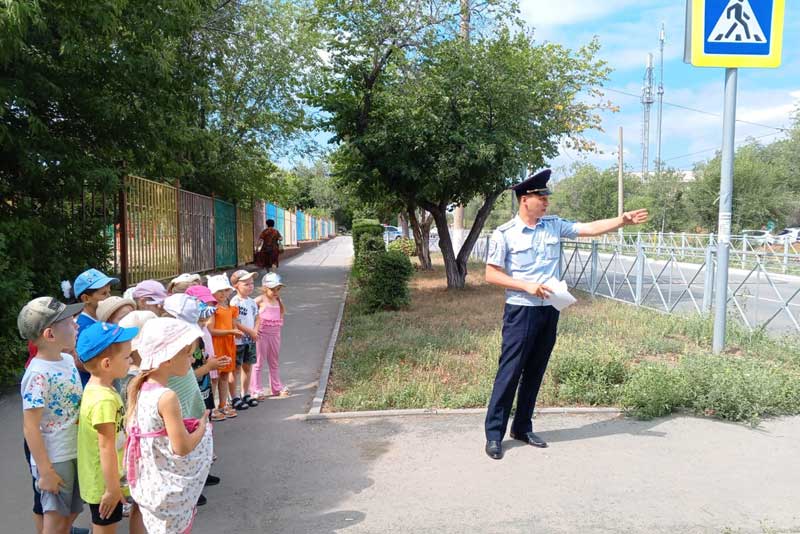 В Новотроицке инспекторы ГАИ пригласили дошколят на пешеходную экскурсию