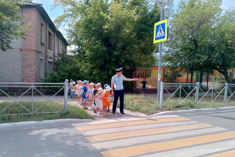 В Новотроицке инспекторы ГАИ пригласили дошколят на пешеходную экскурсию
