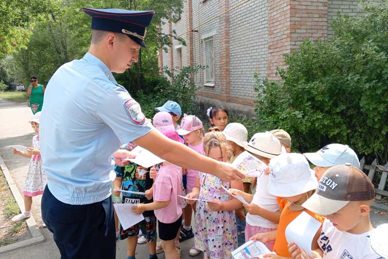 В Новотроицке инспекторы ГАИ пригласили дошколят на пешеходную экскурсию