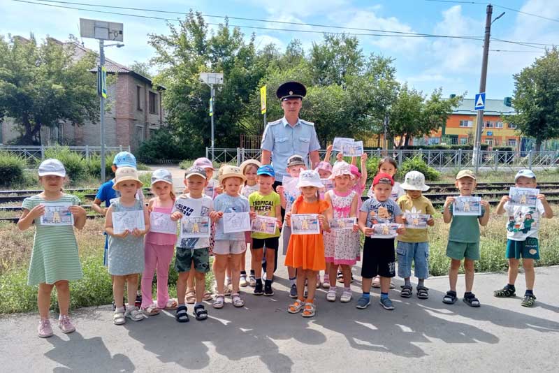 В Новотроицке инспекторы ГАИ пригласили дошколят на пешеходную экскурсию