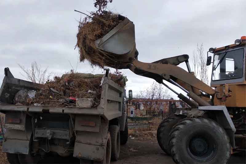 Осенний субботник на городском  кладбище