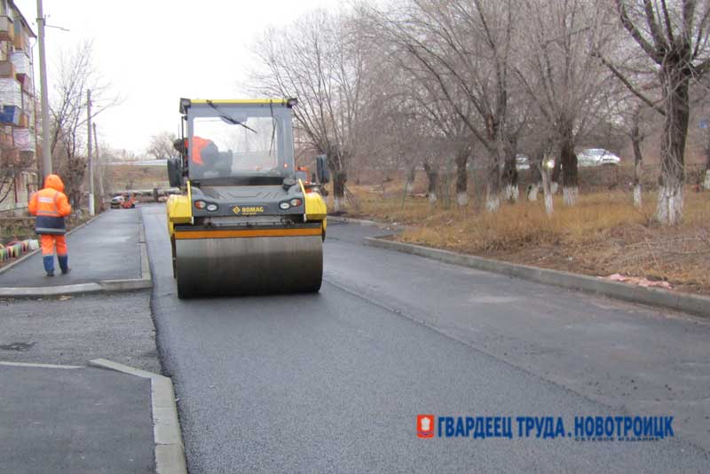 В Новотроицке на дублере улицы Железнодорожной укладывают второй слой асфальта