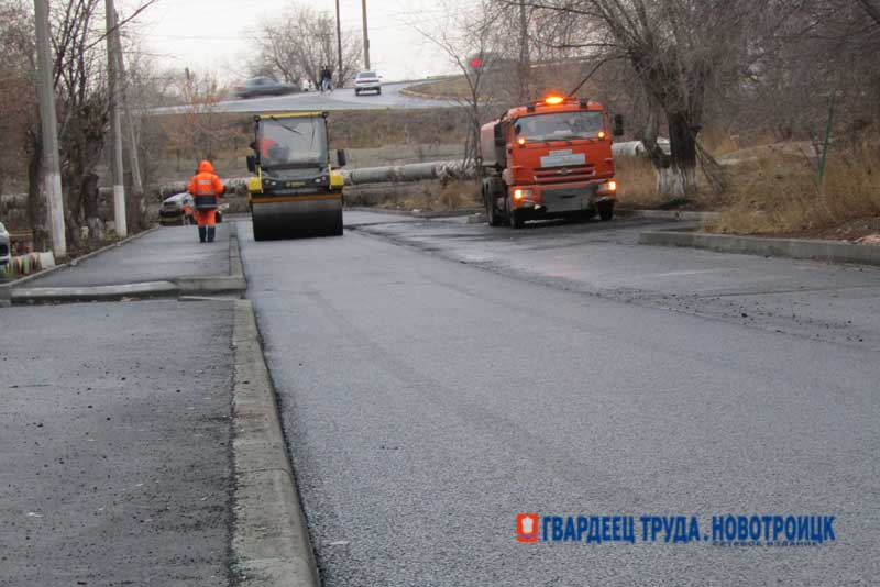 В Новотроицке на дублере улицы Железнодорожной укладывают второй слой асфальта