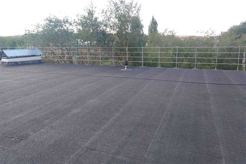 В селе Хабарное под Новотроицком в рамках капремонта обновили кровлю сразу 11 многоквартирных домов