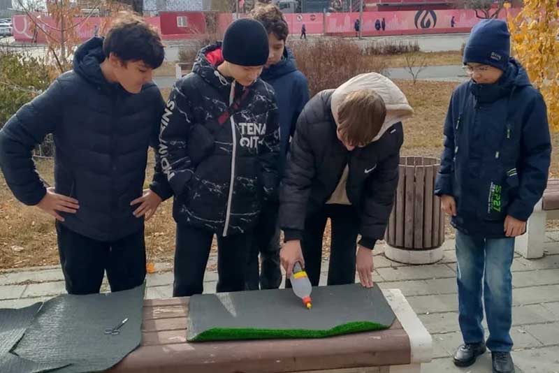 Новотроицкие гимназисты своими силами восстановили  арт-объект в сквере имени Ю.Гагарина