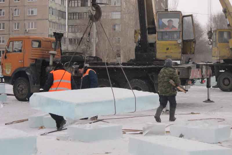 На двух главных городских площадях начался монтаж новогодних елок (фото)