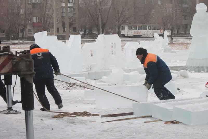 На двух главных городских площадях начался монтаж новогодних елок (фото)