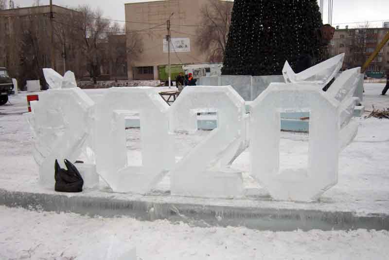 На двух главных городских площадях начался монтаж новогодних елок (фото)